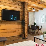 Uros In Nature With Pool Апартаменты Lovorno