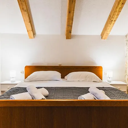 Apartment Uros In Nature With Pool Lovorno