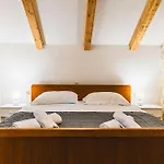 Apartamento Uros In Nature With Pool Lovorno