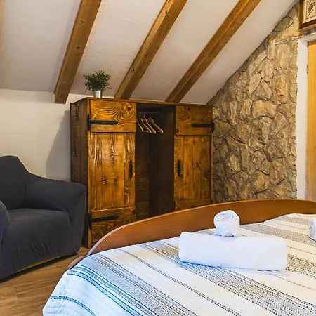 Uros In Nature With Pool Lägenhet Lovorno