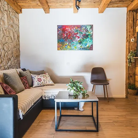 Lägenhet Uros In Nature With Pool Lovorno